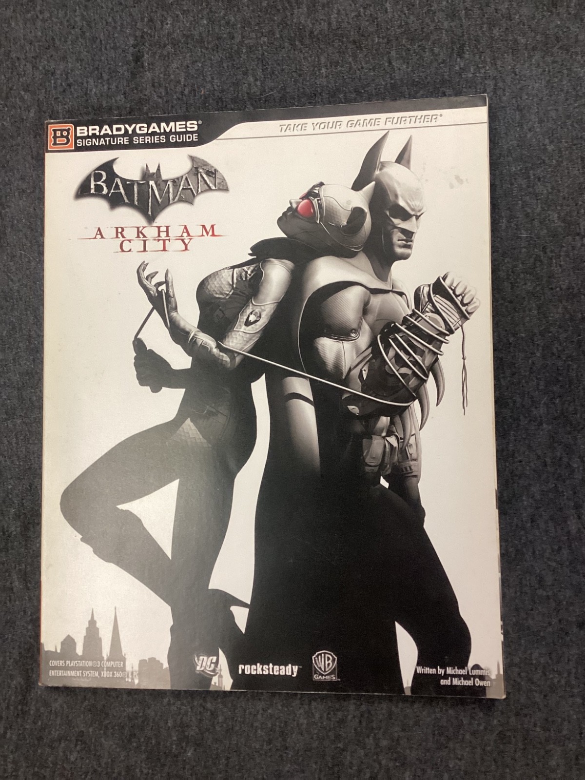 Bradygames Batman Arkham City Game Guide Book Manual PS3 Xbox 360 PC Full Color