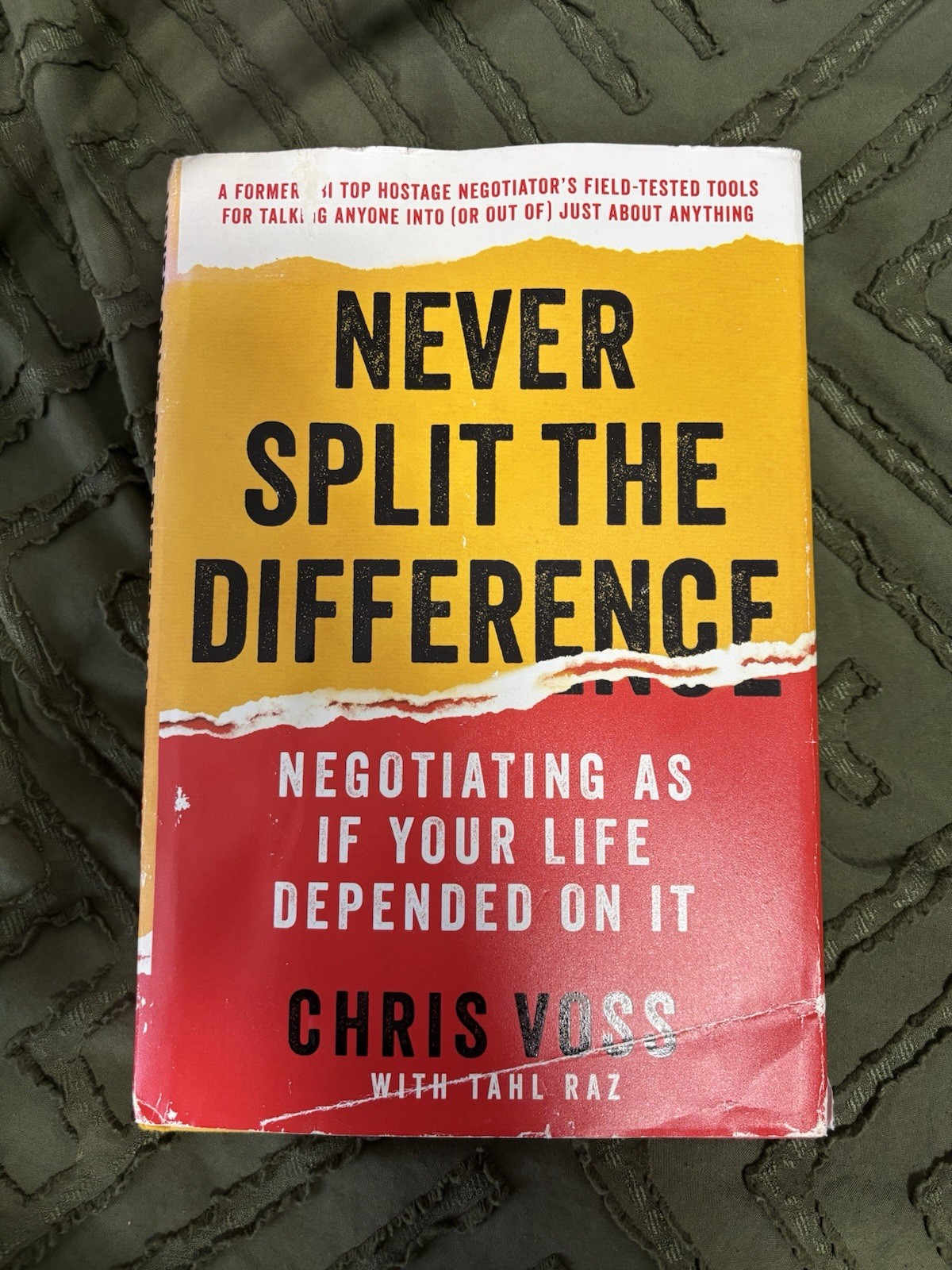 Never Split the Difference: – Hardcover, by Voss Chris; Raz – Very Good u